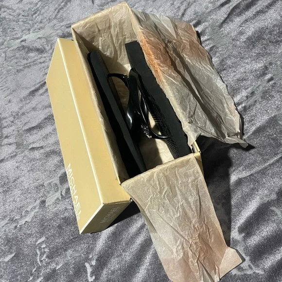 Michael Kors Jet Set Print Flip Flops Black MK Logo Sandals Size 9M - Picture 5 of 9